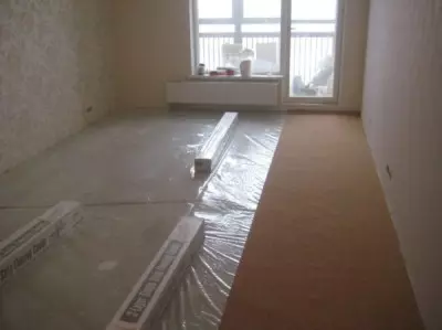 Процесс укладки подложки на бетонный пол