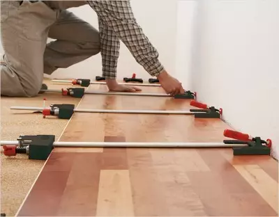 Укладка на клей предусматривает фиксацию ламелей 