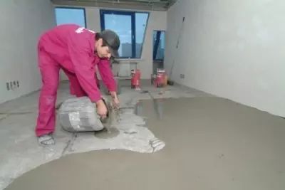 Подготовка бетонного основания самовыравнивающейся смесью
